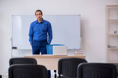 Genç erkek işletme eğitmeni salgın sırasında sunum yapıyor