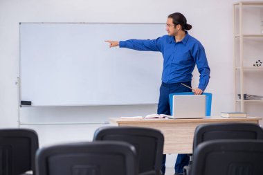 Genç erkek işletme eğitmeni salgın sırasında sunum yapıyor