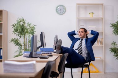 Ofiste çalışan genç bir erkek.