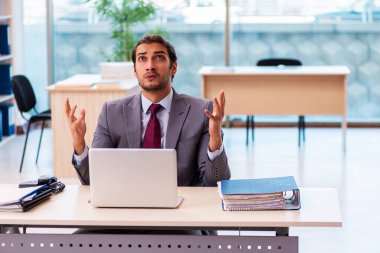 Ofiste çalışan genç bir erkek.