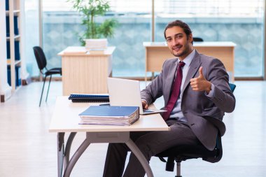 Ofiste çalışan genç bir erkek.