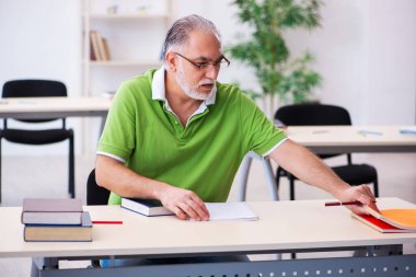 Sınavlara hazırlanan yaşlı bir erkek öğrenci.