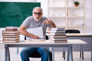 Tele-eğitim konseptinde eski erkek öğrenci