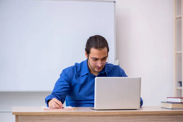 Ung manlig företagstränare hålla presentation under pandemi — Stockfoto