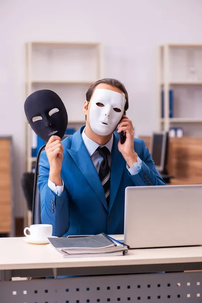 Fiatal férfi alkalmazott maszkot visel az irodában — Stock Fotó
