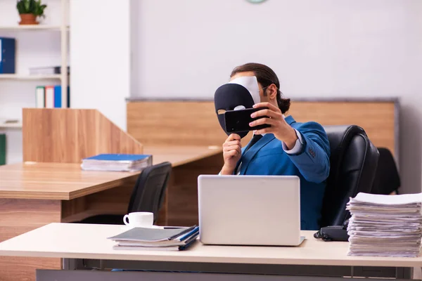 Jeune employé masculin portant des masques au bureau — Photo