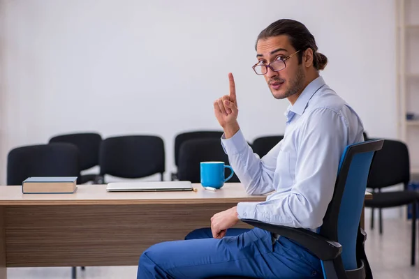 Jonge mannelijke baas geeft seminar in het kantoor tijdens pandemie — Stockfoto