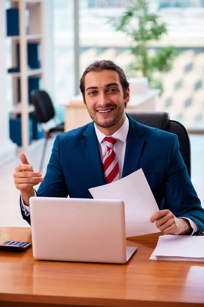 Junge hübsche Angestellte, die im Büro arbeitet — Stockfoto