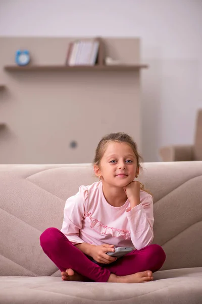 Menina pequena ficar sozinha em casa — Fotografia de Stock