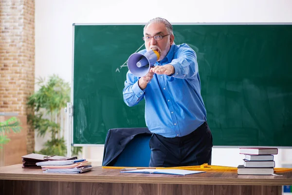 Wütend gealterte männliche Mathelehrer mit Megafon — Stockfoto