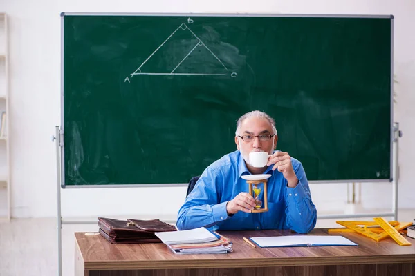 Старый учитель математики в концепции управления временем — стоковое фото