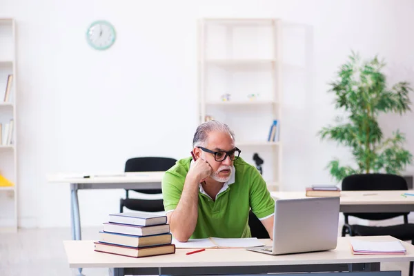 Viejo estudiante masculino en concepto de tele-educación — Foto de Stock