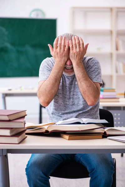 Starý student je vyčerpán během přípravy zkoušky — Stock fotografie