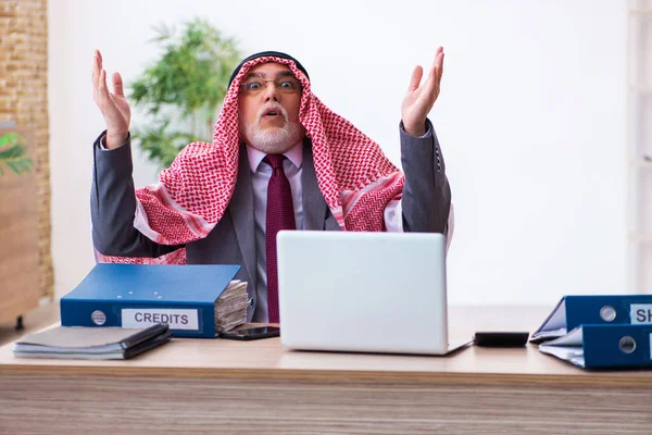 Férfi arab könyvelő rendkívül fáradt a túlzott munka — Stock Fotó