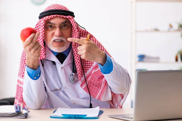 Vieux médecin arabe nutritionniste travaillant à la clinique — Photo