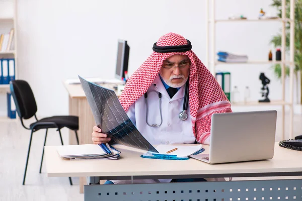 Radiolog i arabulen jobber på klinikken. – stockfoto