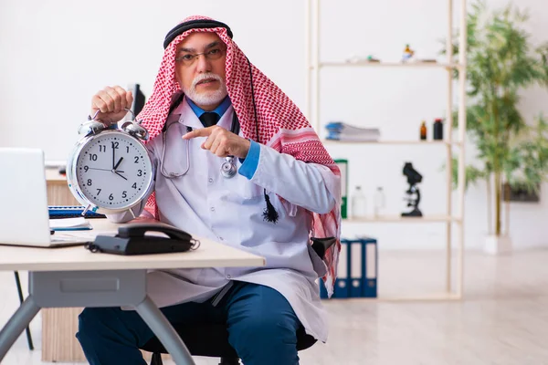 Régi férfi arab orvos időgazdálkodás koncepció — Stock Fotó