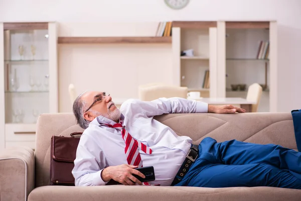 Alte männliche Chefin kommt von der Arbeit nach Hause — Stockfoto