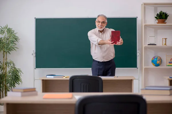 Oude mannelijke leraar voor schoolbord — Stockfoto