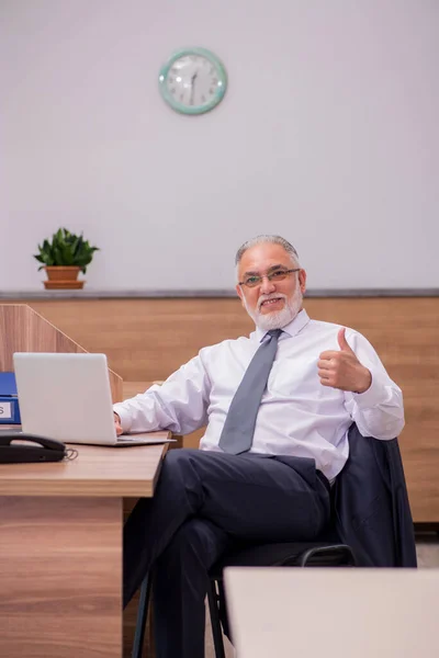 Viejo empleado adicto al trabajo trabajando en la oficina —  Fotos de Stock