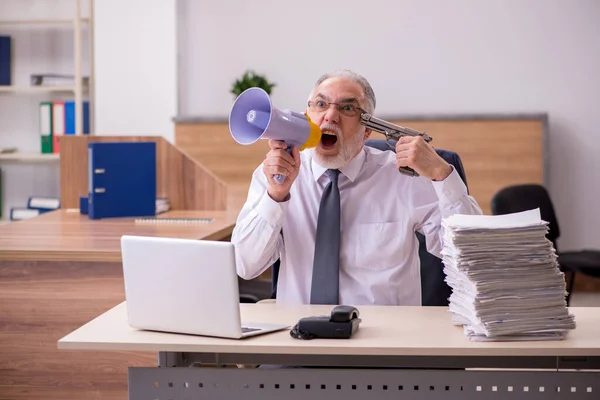 Old male employee being desperate with excessive work in the off — Stock Photo, Image