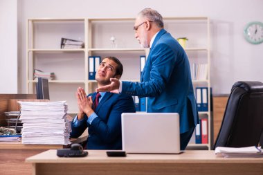 Yaşlı erkek patron ve onun genç erkek asistanı zorbalık kavramında