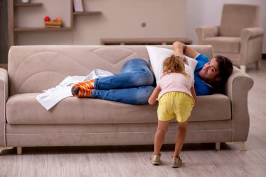 Genç adam kızıyla birlikte evde.