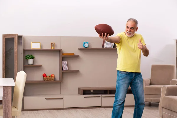 Homem idoso fazendo exercícios esportivos em casa — Fotografia de Stock