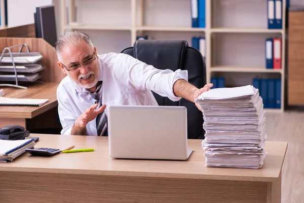 Velho funcionário masculino infeliz com excesso de trabalho no escritório — Fotografia de Stock