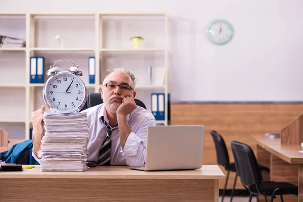 Stary mężczyzna pracownik niezadowolony z nadmiernej pracy w biurze — Zdjęcie stockowe