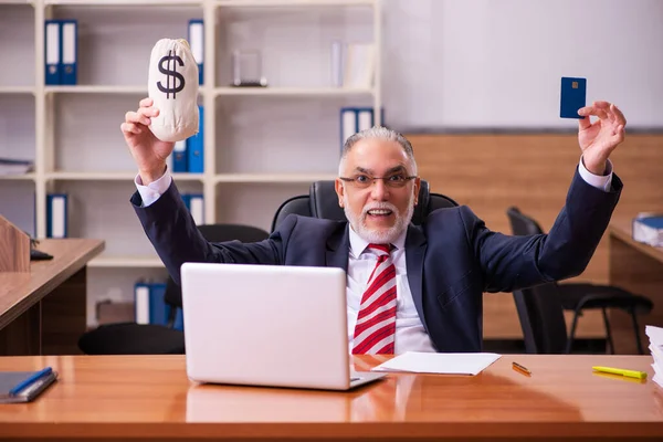 Homem velho empregado sentado no escritório — Fotografia de Stock