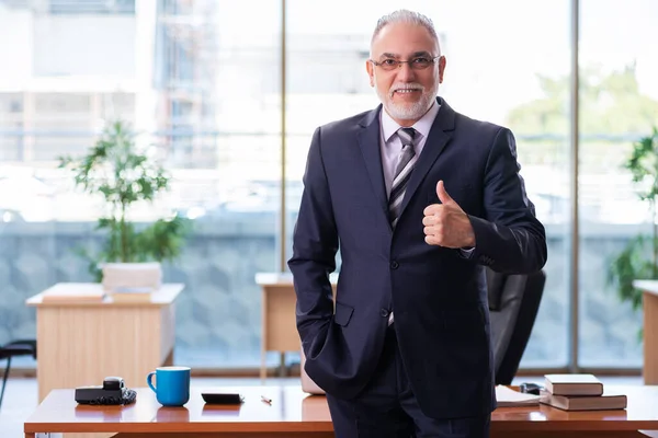 Ein alter Geschäftsmann arbeitet im Büro — Stockfoto