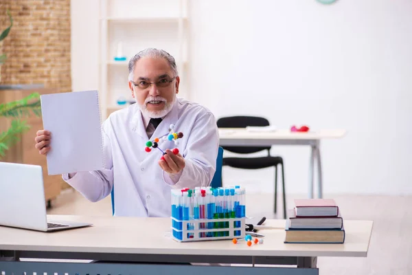 Старый химик-мужчина держит бумагу в инновационной концепции — стоковое фото