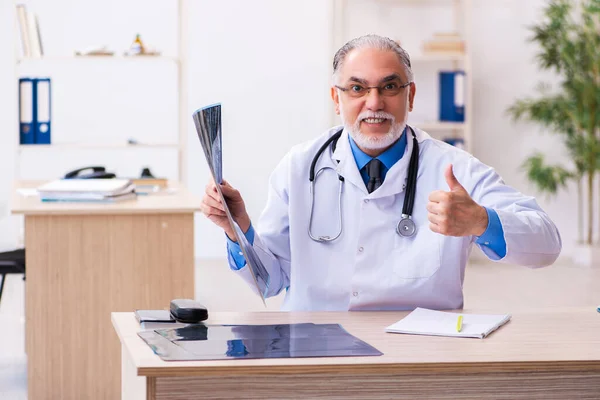 Stary lekarz radiolog pracujący w szpitalu — Zdjęcie stockowe