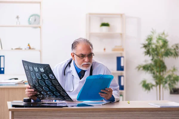 Viejo radiólogo médico que trabaja en el hospital —  Fotos de Stock