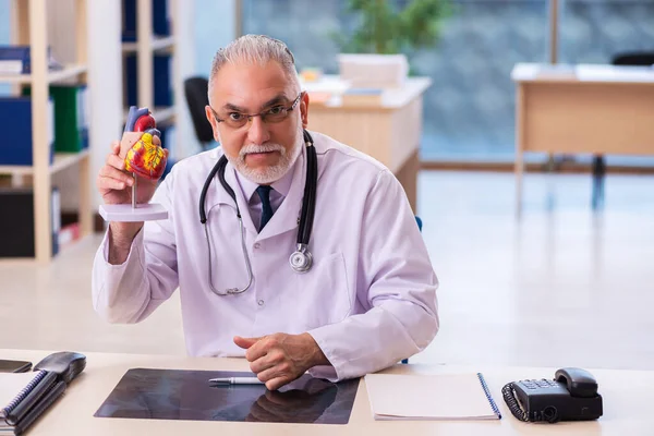 Médico cardiologista idoso trabalhando na clínica — Fotografia de Stock