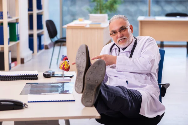 Gammal manlig läkare kardiolog arbetar på kliniken — Stockfoto