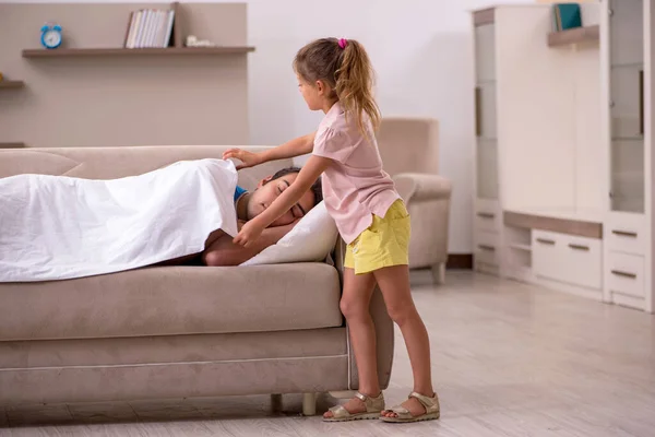 Junger Mann mit seiner Tochter zu Hause — Stockfoto