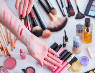 Masada gösterilen makyaj ürünlerinin koleksiyonu