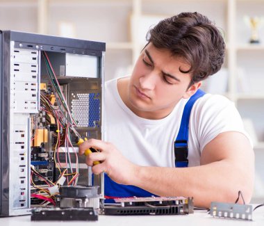 Masaüstü bilgisayarını tamir eden bilgisayar tamircisi