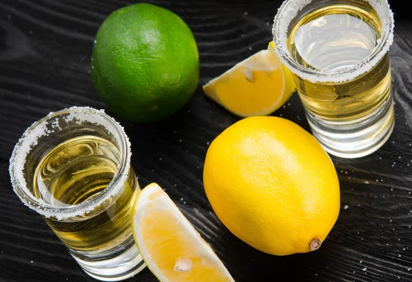 Tequila ital, lime-mal és sóval töltött pohárban — Stock Fotó