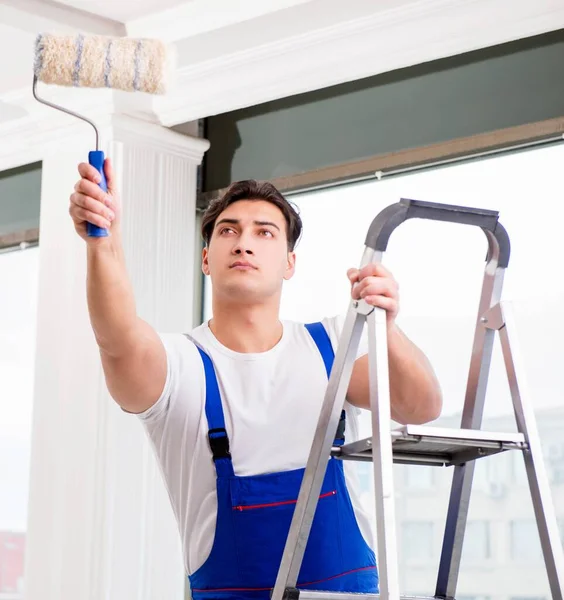 Reparador de pintor trabalhando no canteiro de obras — Fotografia de Stock