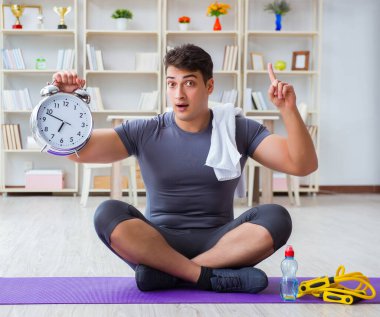 Genç adam spor ve sağlıklı yaşam tarzı dolandırıcılığı yapıyor.