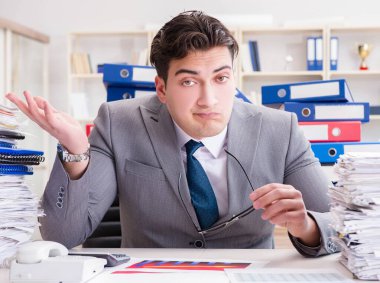 İşadamı evrak işleriyle meşgul.