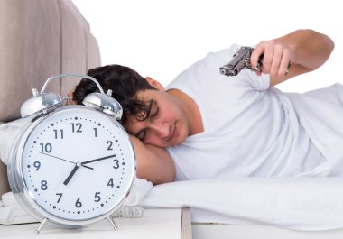 Yatakta uykusuzluk çeken bir adam.