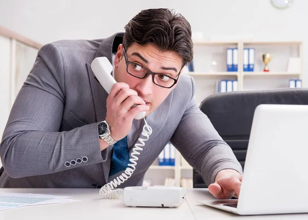 Empresario filtrando información confidencial por teléfono — Foto de Stock