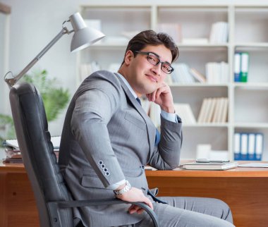 Ofiste çalışan genç bir işadamı.