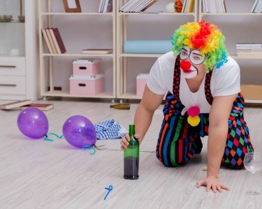 Sarhoş palyaço evde parti veriyor.