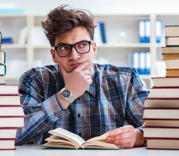 O estudante engraçado nerd se preparando para exames universitários — Fotografia de Stock