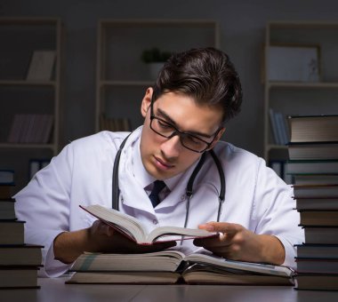 Geceleri üniversite sınavlarına hazırlanan bir tıp öğrencisi.